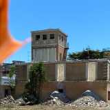 Nel frattempo � stato per� abbattuto parte del muro alto 4 metri che circonda la villa, oltre ai balconi e ai parapetti con i cerchi ornamentali. �Saranno ricostruiti � sottolinea l�ingegnere �. Purtroppo non potevano essere ristrutturati perch� si trovavano in un avanzato stato di degrado che rendeva impossibile una loro riparazione�
